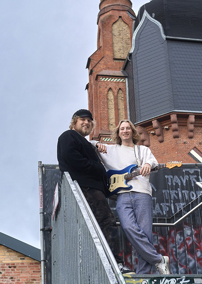 Porträt von Mael und Jonas auf einer Stahltreppe für ZDF 37 Grad Leben. Foto Nathalie Zimmermann