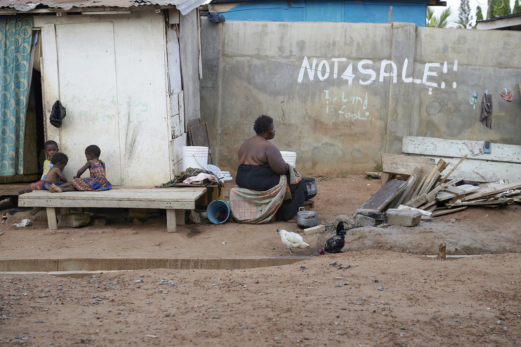 Homeless in Accra, Frau am Warten 