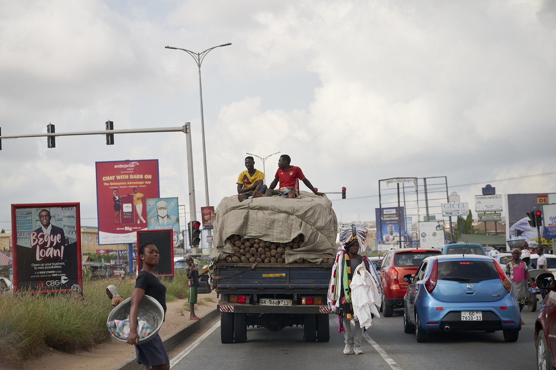 Straßenverkehr in Accra