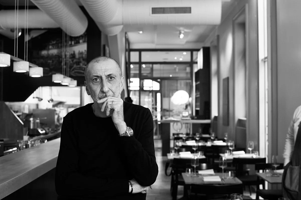 Schwarz-Weiss-Porträt Wirt im leeren Restaurant