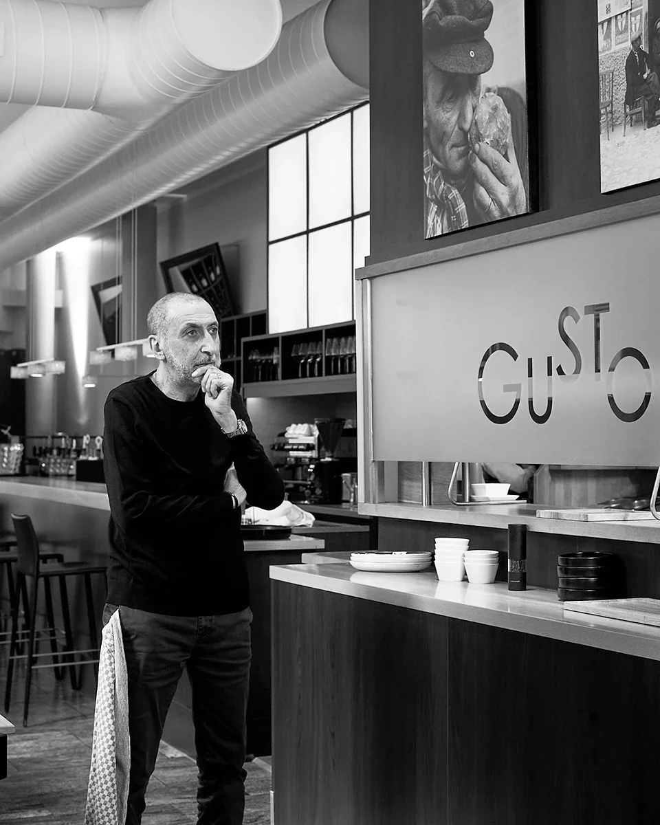 Wirt im Cafe | Schwarz-Weiss Businessporträt von Nathalie Zimmermann