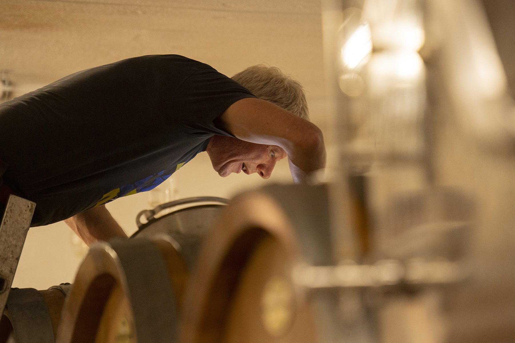 Winzer bei Kellerarbeiten im Weingut