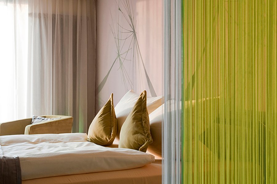 Hotelzimmer, Blick auf das Bett