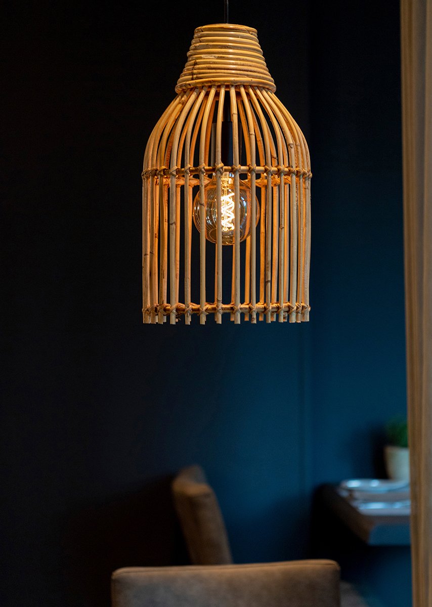 Holzlampe vor dunklem Hintergrund in Ambiente