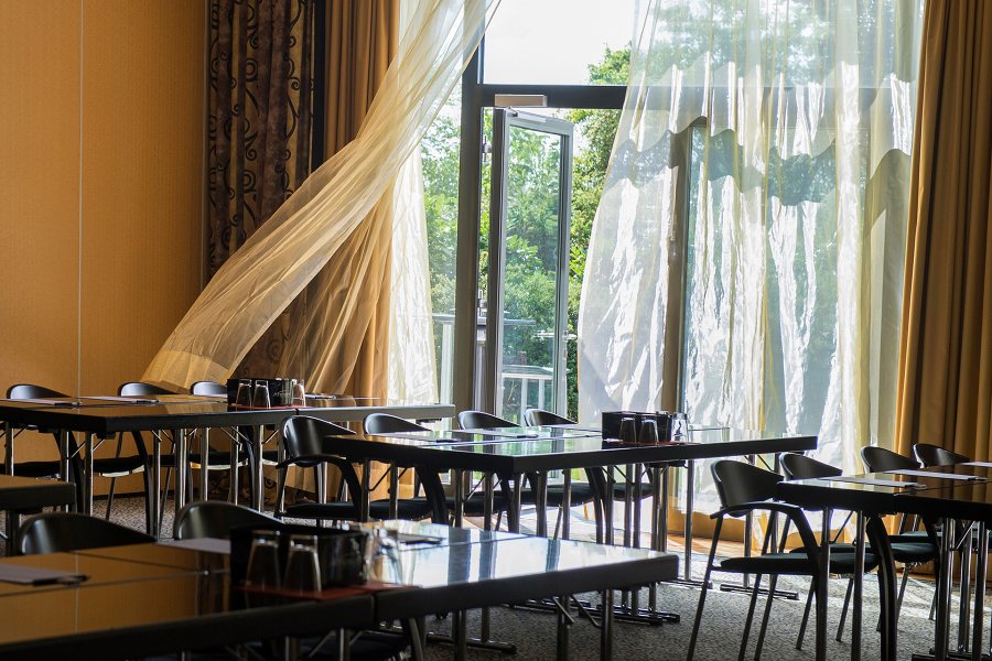 Konferenzraum mit offenen Fenster und wehende Gardine