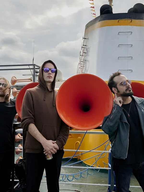 Performance mit 53 Schiffshörnern