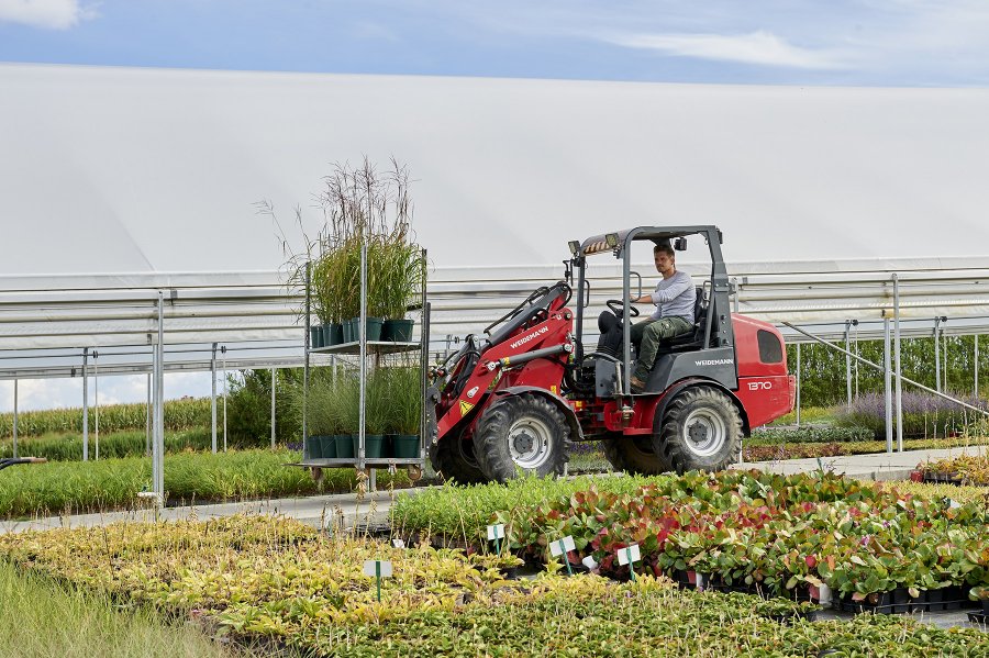 kleiner Roter Traktor in der Gärtnerei