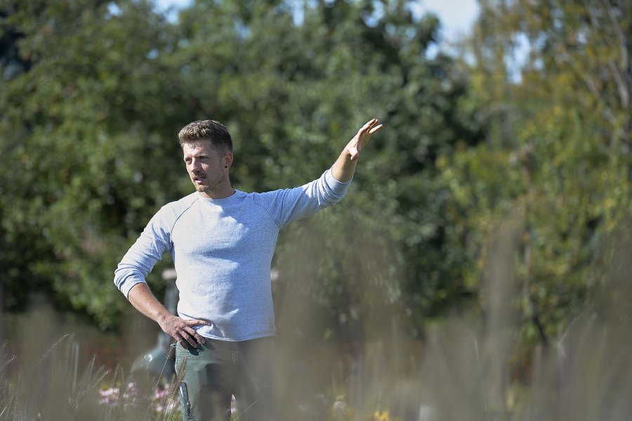 junger Gärtner im Freiland